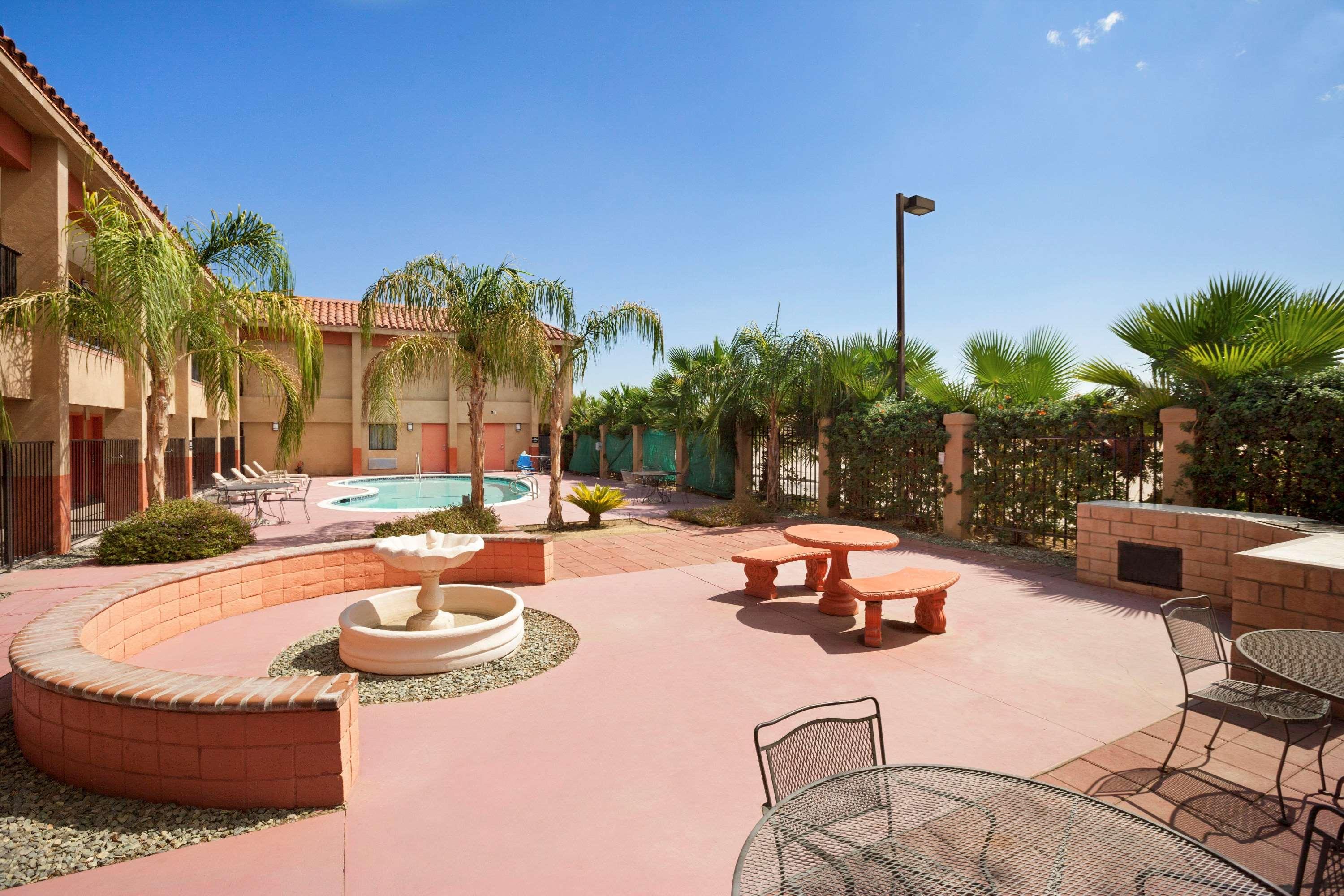 Super 8 By Wyndham Indio Hotel Exterior photo