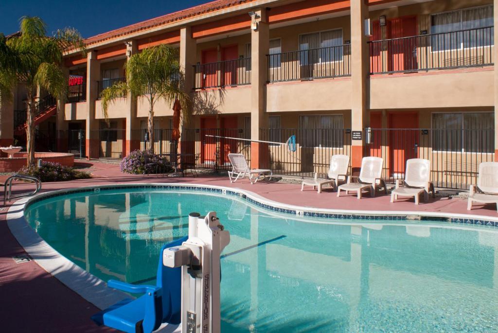 Super 8 By Wyndham Indio Hotel Exterior photo
