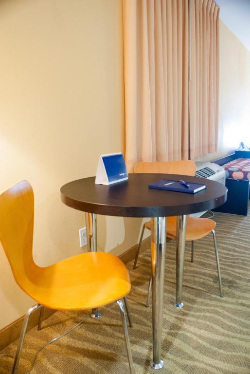 Super 8 By Wyndham Indio Hotel Room photo